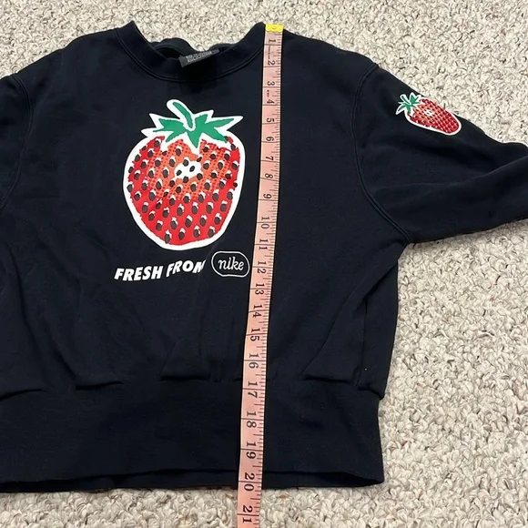 Nike Fresh From Strawberry Graphic Sweatshirt Embroidered Cropped Crew Neck XS - Picture 6 of 9